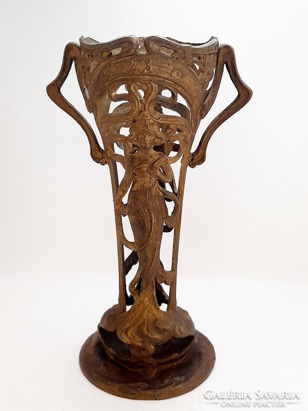 Nagyméretű szecessziós fém váza, Mucha jellegű nő alakkal, 31,5 cm
