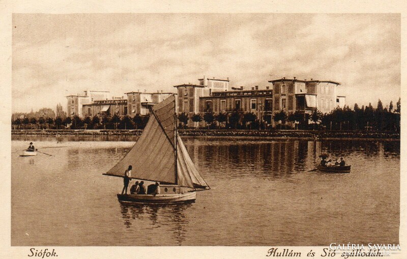 Ba - 018 Balatoni lapok  Siófok, szállodasor  (Monostory fotó)  1928