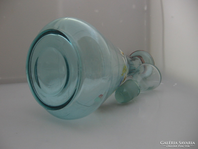 Antik zománcfestett havasi gyopáros, virágos kék üveg, palack, karafa,1 l-es kalibrálással.