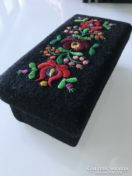 Hand-embroidered Kalocsa pattern box with black felt exterior, 20 x 10 x 8 cm
