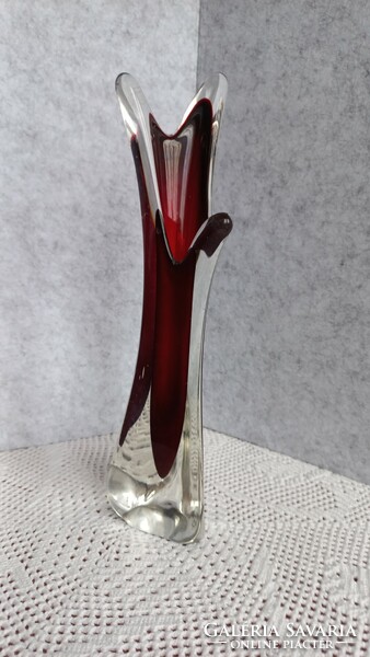 Josef Hospodka cseh Bohémia szögletes váza, 26 cm, hibátlan, gyönyörű bordó szín az átlátszó üvegben