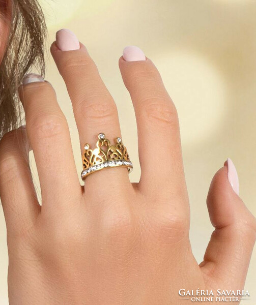 Aranyszínű királyi korona gyűrű,orvosi fémből , fehér kristályokkal díszítve körkörösen.