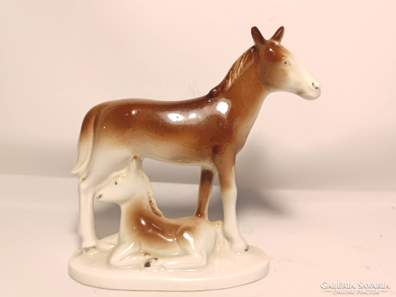 Német porcelán ló csikójával
