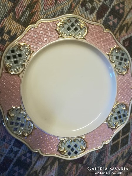 Geschütz/geschützt German porcelain earthenware plate with openwork decoration.