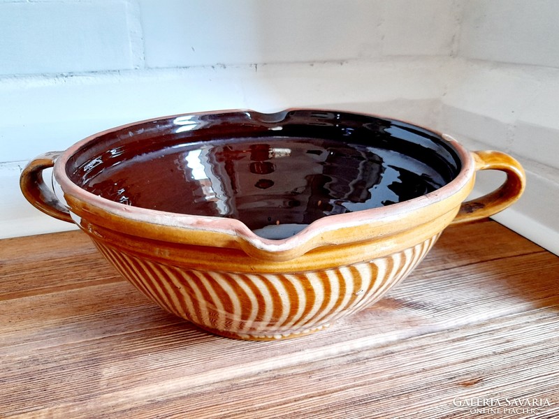 Large ceramic bowl with handles, center of the table, 27 cm