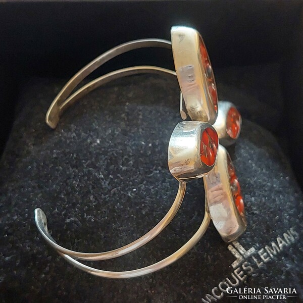 Csodás virág formájú ezüst karperec piros bogyókkal, nyitott