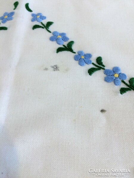 Embroidered tablecloth - runner
