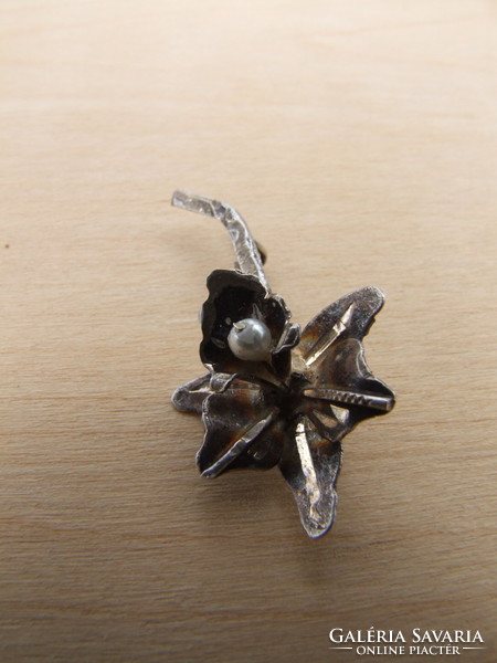 Silver orchid badge (200215)