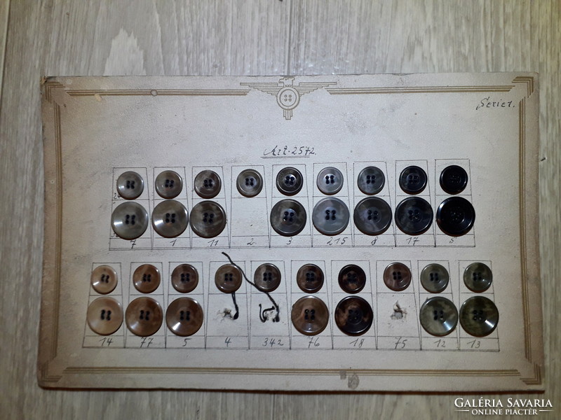 Antik szatócsbolti gomb készlet eredeti sas címeres papír tárolóján korhű ruhákhoz is kiváló