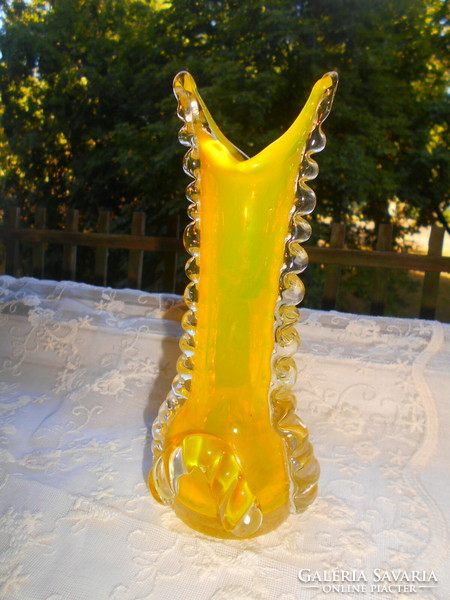 Kézműves    élénk színű vastag-súlyos cseh  üveg váza 21 cm