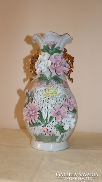 Áttört váza, domború virág reliefekkel