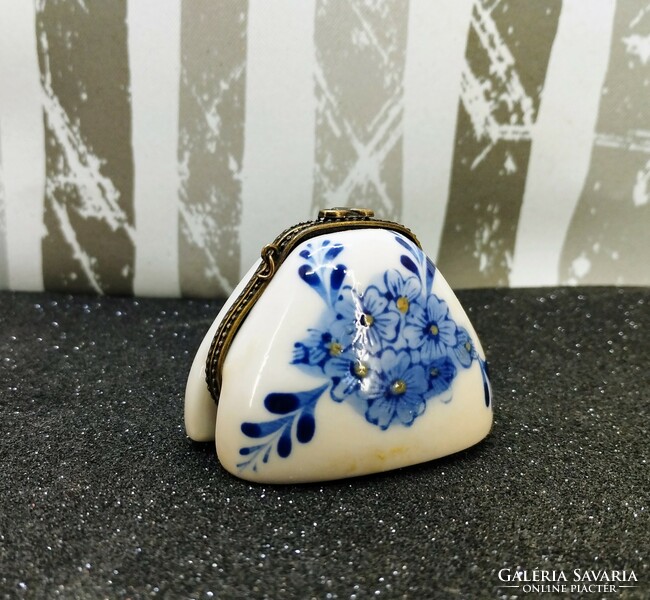 Porcelain jewelry box with metal lock
