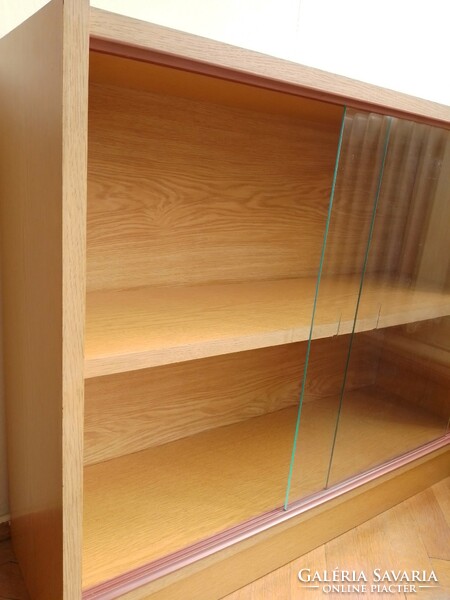 Zárt könyves polc eltolható üvegajtóval, üveges könyvszekrény, alacsony polcos tároló, vitrin