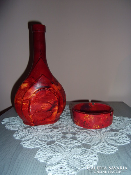 Üveg váza és hamutál