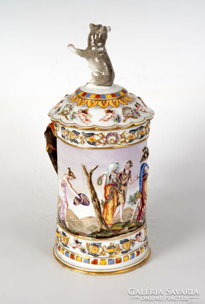 Capodimonte porcelán fedeles kupa farkas figurával a tetején