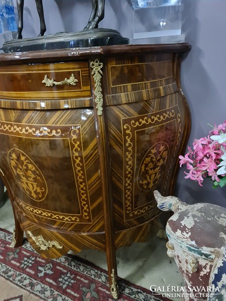 Chest of drawers with marquetry