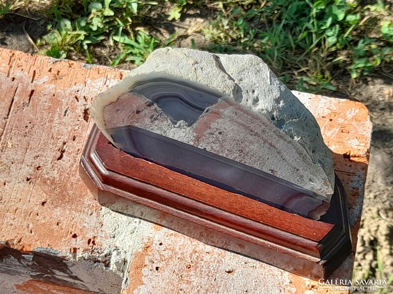 Achát, ásvány talapzattal, 13,5 cm