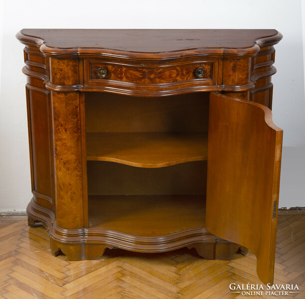 Chest of drawers with marquetry