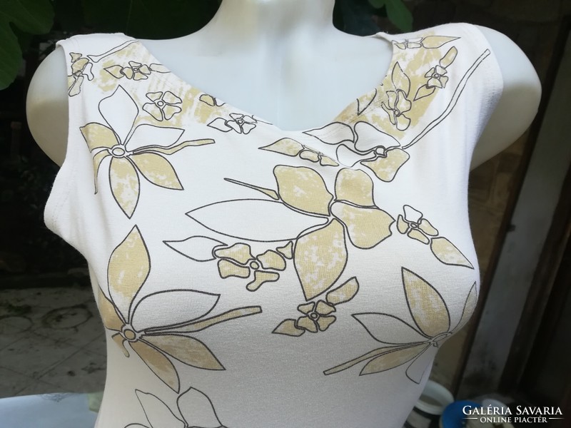 Pretty floral beige top-t-shirt-women's top, a real summer item. from M