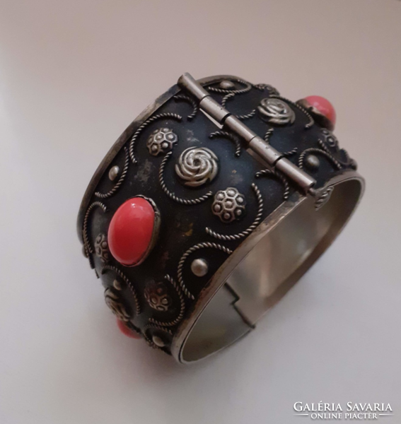 Retro silver-plated wide opening alpaca bracelet studded with red porcelain stones