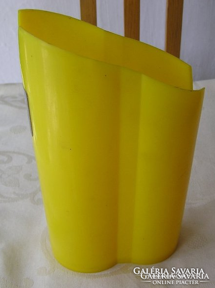Tejkiöntő műanyagból  a legkorábbi kiöntőcsőr nélküli darab 1967 körül, tervezője ismeretlen
