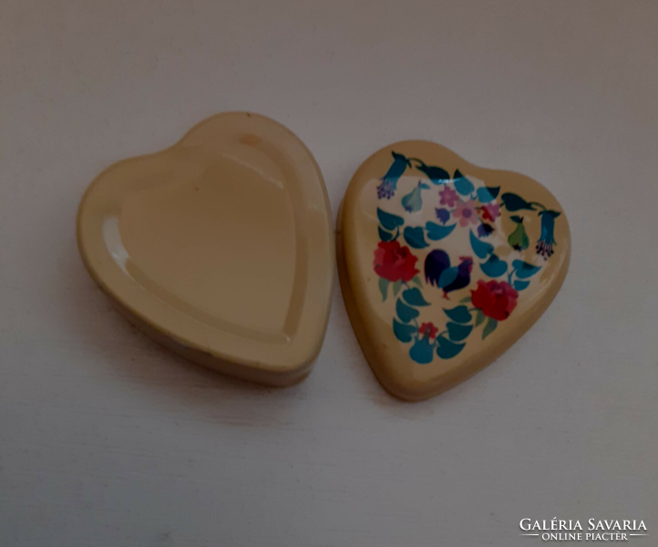 Metal heart-shaped medicated jewelry box with a folk pattern on it