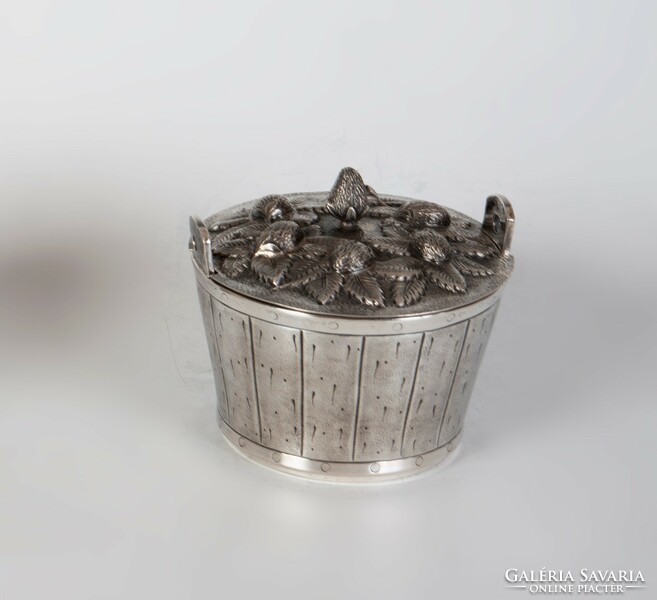 Ezüst antik fazonú vajtartó plasztikus szamócákkal díszítve