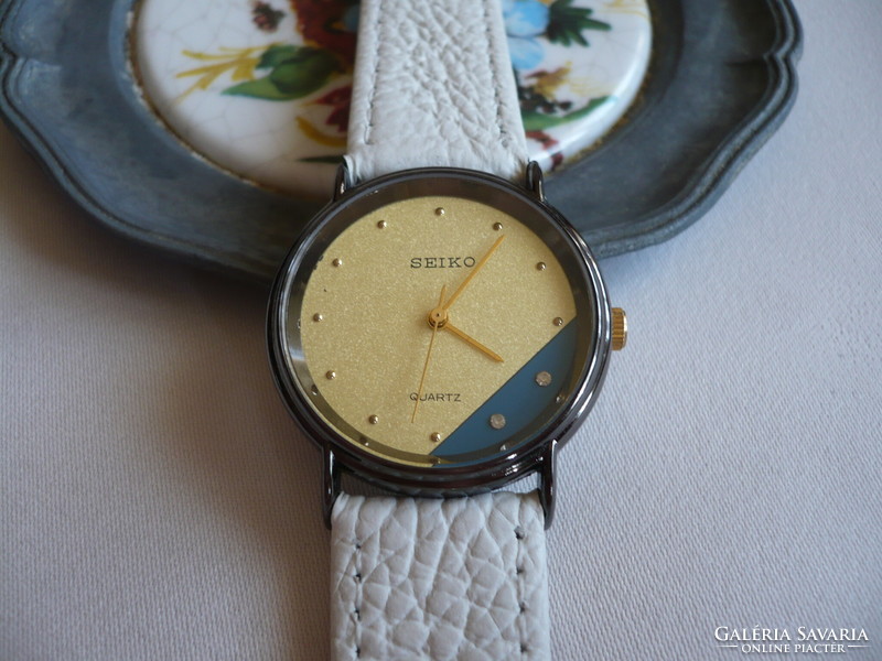 Seiko is a women's watch with a quartz structure and a special dial