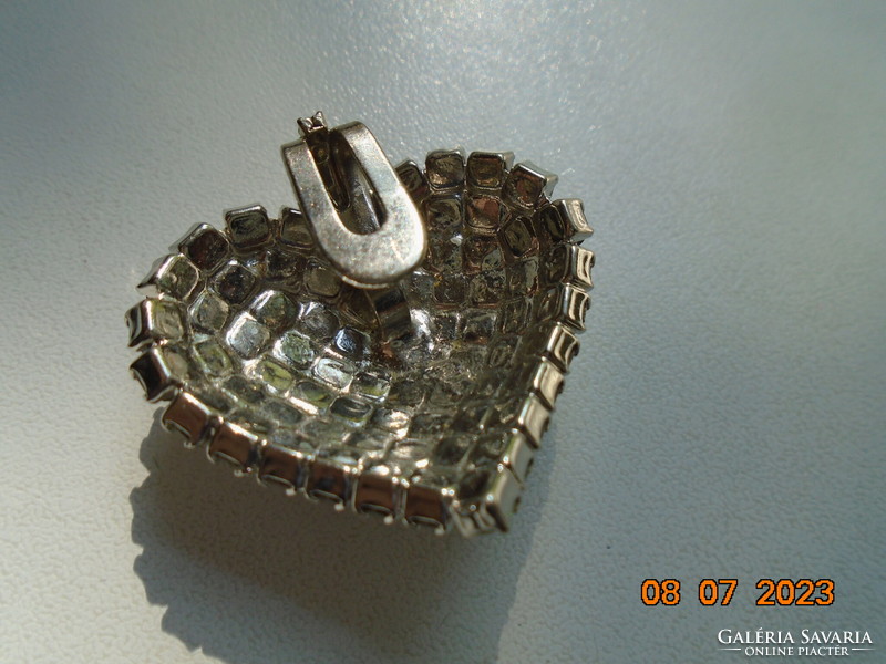 Csiszolt kövekből ezüstözött foglalatban szív medál vagy bross akasztóval
