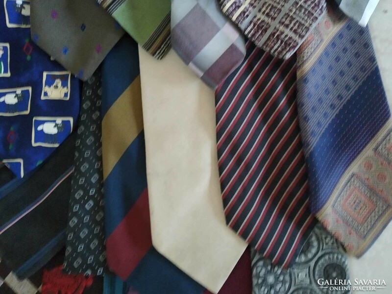 Egyben 37 db nyakkendő vegyesen, van közte 3-4 db selyem nyakendő is