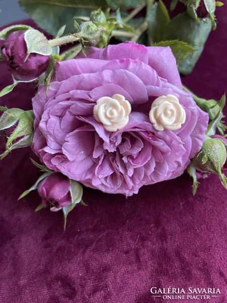 Porcelán (?) rózsa fülbevaló
