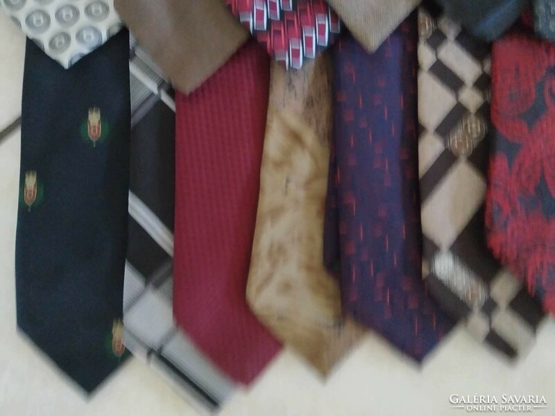 Egyben 37 db nyakkendő vegyesen, van közte 3-4 db selyem nyakendő is
