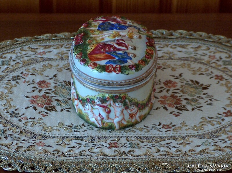 Neapolitan porcelain bonbonier, richly decorated, beautiful piece