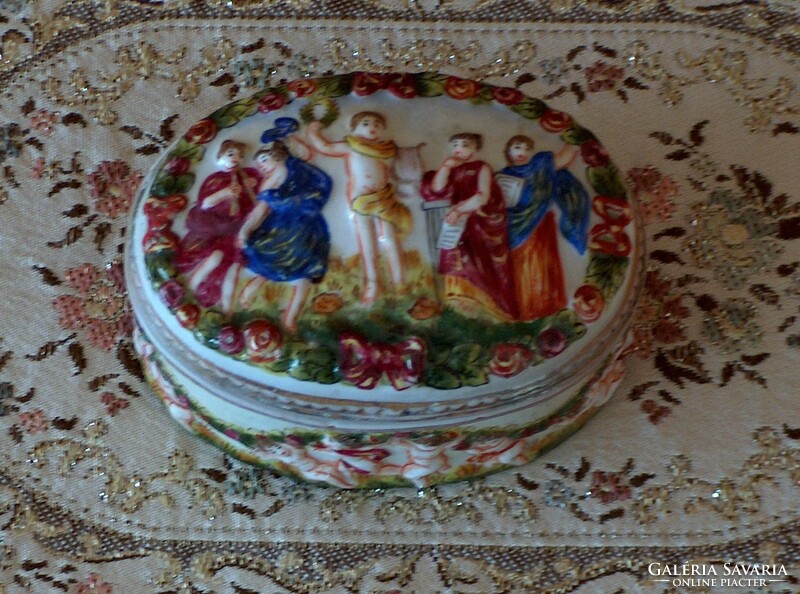 Neapolitan porcelain bonbonier, richly decorated, beautiful piece