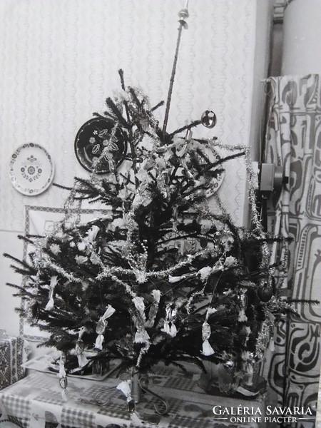 Retró karácsonyi fotó/életkép, karácsonyfa, szaloncukor kerámia tányérok