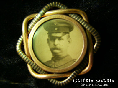 Soldier portrait on silver badge (040909)