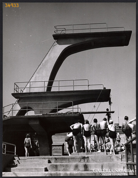 Nagyobb méret, Szendrő István fotóművészeti alkotása. Nemzeti Sportuszoda, Budapest, Margit-sziget,