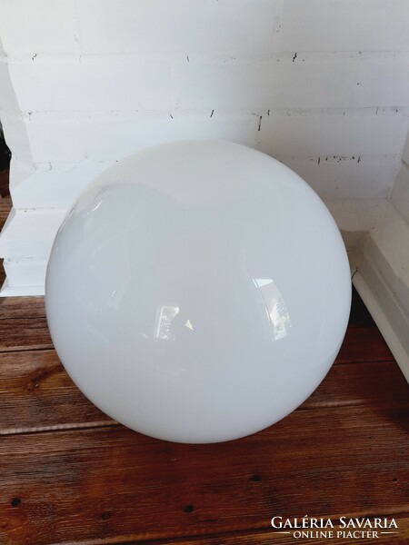Nagyon nagy fehér gömb lámpabúra, perem nélküli