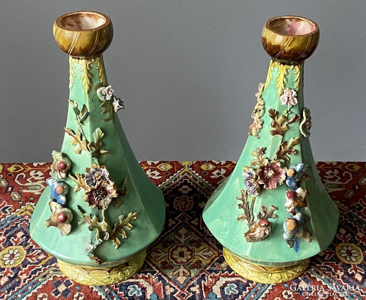 2 DB ANTIK JOSEF STRNACT 1881-1934 SZECESSZIÓS ZÖLD SZÍNŰ VIRÁG ÉS MADÁR RÁTÉT FAJANSZ DÍSZVÁZA PÁR