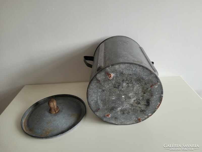 Old large-sized tin steaming pot with wooden handle and handle, antique pot, galvanized plate