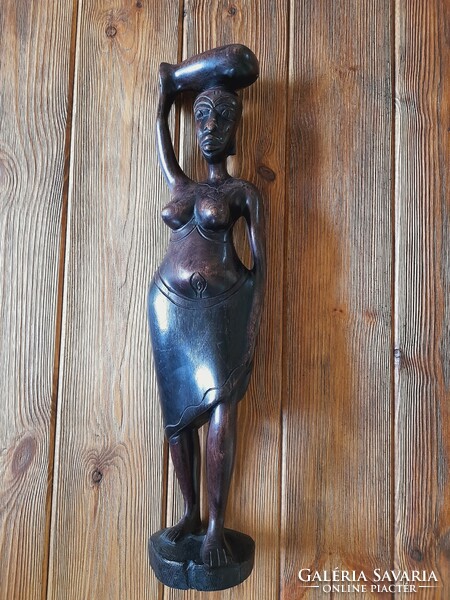 Afrikai keményfából faragott nagyméretű női szobor, 60 cm