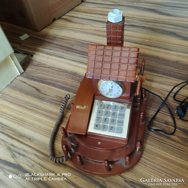 Fából készült telefon