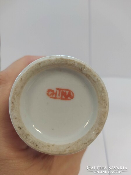 Dúsan díszített porcelán kínai váza