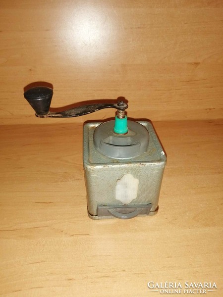Antique metal pepper grinder 8*8*8 cm