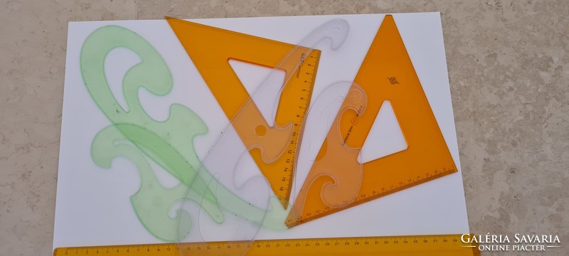 Írószerek lépték- íves- háromszög- és egyenes vonalzók körző tollak régi csomag