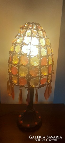 Keleties stílusú, gyöngyös asztali lámpa