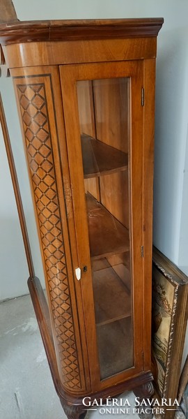 Antique display cabinet with lion's foot shelves, lockable on both sides!