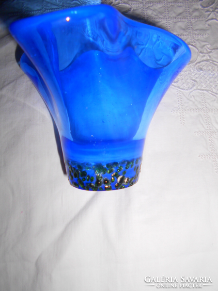 Üvegből kézműves kis méretű váza- üvegstudióban vásárolt különleges virág  alak
