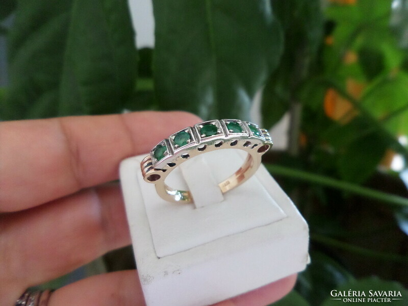 Arany soros gyűrű smaragdokkal