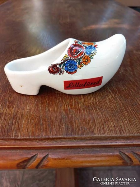 Flower-patterned porcelain shoes with Lilacfüred inscription